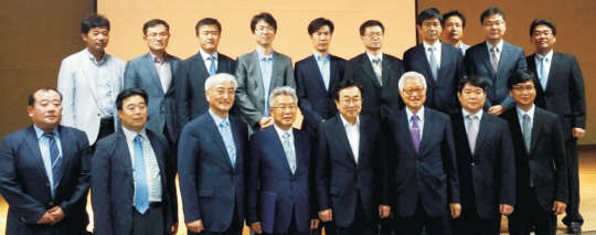 김흥남 ETRI 원장(앞줄 왼쪽 세번째), 서병수 부산광역시장(다섯번째) 등이 24일 'ETRI 부산공동연구실 설립 2주년 기념 융합기술 심포지엄'에서 기념촬영을 하고 있다.    ETRI 제공